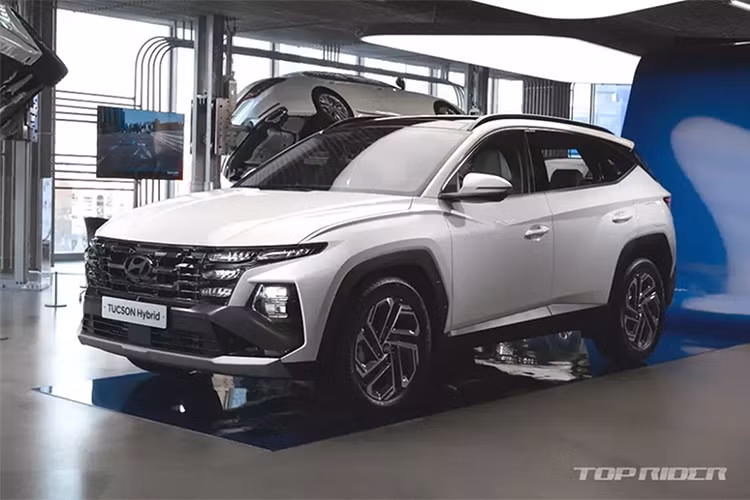  Hyundai Tucson So với phiên bản tiền nhiệm, thiết kế ngoại thất của Hyundai Tucson 2024 có sự thay đổi nhẹ. Như khu vực đầu xe có lưới tản nhiệt Parametric được thu nhỏ lại, đi kèm cụm đèn định vị dạng cánh chim. Đồng thời, cản trước được mở rộng theo chiều ngang giúp xe trông bề thế hơn. Trong khi đó, khu vực thân xe và cụm đèn hậu của Hyundai Tucson mới gần như không thay đổi so với bản cũ.
