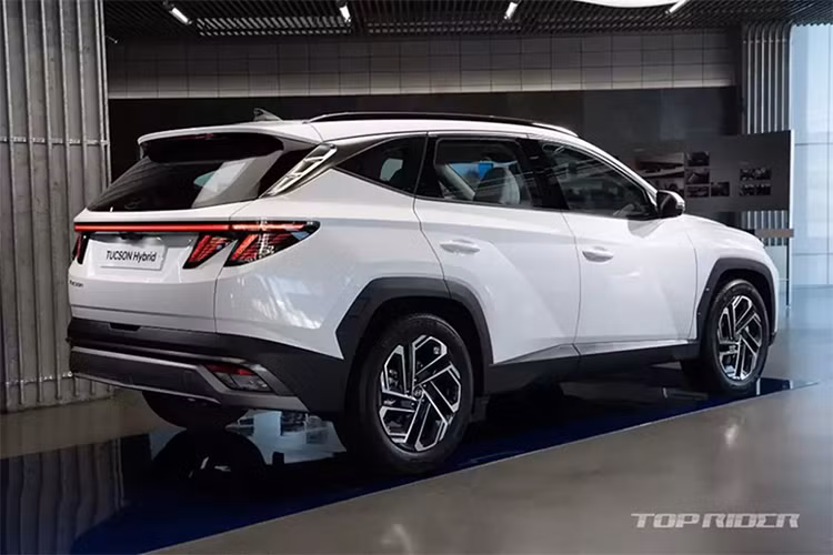 Những khách hàng ưa thích phong cách thể thao có thể lựa chọn Hyundai Tucson 2024 bản N Line với lưới tản nhiệt có logo riêng, mâm xe hợp kim 19 inch và bộ ống xả kép. Những thay đổi lớn hơn tập trung ở khu vực nội thất, nơi mà mẫu CUV này được trang bị cụm màn hình kép giống như "đàn anh" SantaFe 2024.