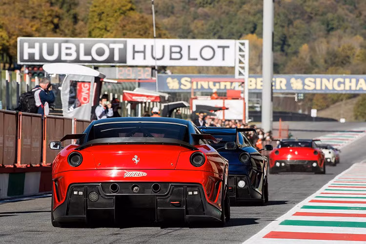 Một buổi diễu hành với quy mô lớn của hàng loạt những mẫu xe mới nhà Ferrari cũng đã được diễn ra ngay tại đường đua này. 