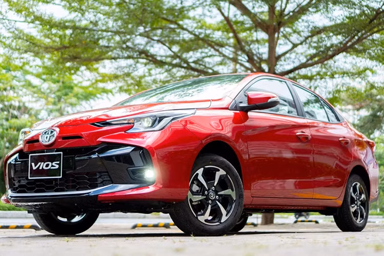 Doanh so ban xe Toyota giam manh trong thang dau nam 2024