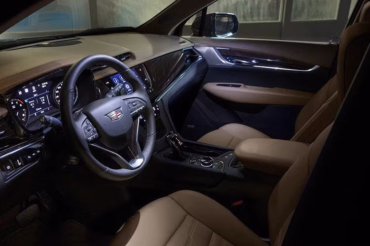 Đối với nội thất, XT6 mới có 4 lựa chọn màu khác nhau. Cadillac cũng cung cấp cho XT6 nhiều gói nâng cấp như gói Premium Package trị giá 4.900 USD (khoảng114 triệu đồng), bổ sung nhiều tính năng bao gồm: trần xe da lộn sợi siêu nhỏ, thảm sàn cao cấp ở cả khoang trước và sau, kiểm soát giảm xóc khung, hệ thống treo hiệu suất...