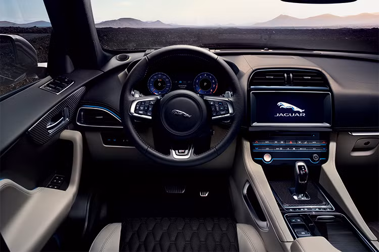 Bên trong, F-Pace SVR 2018 có hàng ghế trước thanh lịch với họa tiết nổi hình thoi và logo SVR trang bị đầy đủ các tính năng hỗ trợ. Hàng ghế sau có thiết kế sắc sảo mang đậm chất thể thao hợp tông với cần chuyển số thể thao mạnh mẽ. Không thể bỏ qua vô-lăng kiệt xuất của dòng SVR với lẫy chuyển số bằng nhôm tinh nhạy.