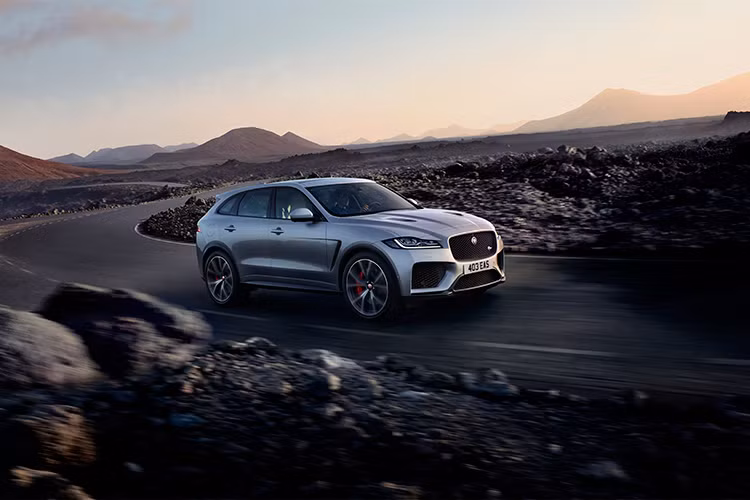 Jaguar F-Pace, mẫu xe giành giải thưởng đúp chiếc xe của năm và thiết kế của năm 2017 vừa được nâng cấp lên phiên bản SVR. Như vậy, mẫu xe Jaguar F-Pace SVR mới sẽ mạnh và nhanh nhất với khung gầm và tính khí động học được cải tiến nâng cao hỗ trợ người lái trên mọi địa hình.