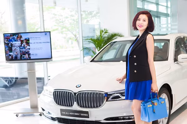 BMW 7 Series thế hệ mới, mang nhiều đột phá về thiết kế và công nghệ, mẫu xe này chính thức ra mắt Việt Nam vào giữa tháng 11/2015 bằng phiên bản 740L và mới đây đã bổ sung thêm lựa chọn 730Li cho những khách hàng cao cấp tại thị trường Việt.
