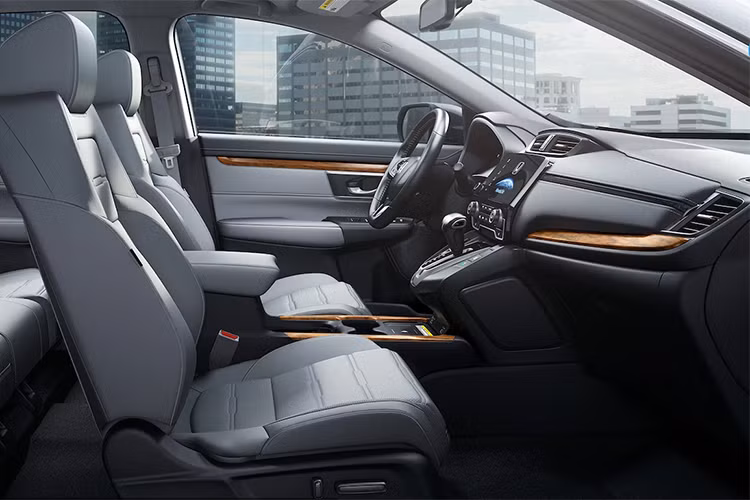 Về nội thất, Honda đã nâng cấp mặt đồng hồ ở bản E từ dạng analog lên kỹ thuật số digiatal cho phép việc thao tác nén, lưu trữ, xử lý và truyền tải âm thanh dễ dàng, thuận lợi. Các bản cao vẫn có màn hình cảm ứng 7 inch kết nối Apple carplay/android auto; 8 loa, điều hòa tự động 2 vùng; bản thấp màn hình thường 5 inch không kết nối được internet; 4 loa. Ở bản L được bổ sung thêm sạc điện thoại không dây và mở cốp rảnh tay...