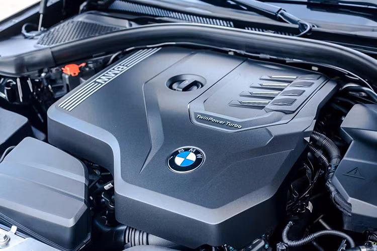 BMW 3-Series 2023 sản xuất trong nước tiếp tục duy khối động cơ xăng I4, TwinPower Turbo, dung tích 2.0L, kết hợp với hộp số tự động 8 cấp và hệ dẫn động cầu sau giống như xe nhập khẩu nguyên chiếc. Tuy nhiên, sức mạnh, vận tốc, thời gian tăng tốc, mức tiêu thụ nhiên liệu và mức xả thải CO2 giữa các phiên bản có sự khác nhau.