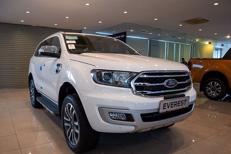 Khác với Hyundai Santa Fe hay Mazda CX-8, Ford Everest nhập khẩu nguyên chiếc từ Thái Lan nên không được áp dụng chính sách hỗ trợ 50% lệ phí trước bạ theo quy định mới của chính phủ. Trong nhiều tháng gần đây, các đại lý Ford liên tục chạy các ưu đãi lớn nhằm tạo lợi thế cạnh tranh riêng cho mẫu xe này, bao gồm cả ưu đãi về giá và phụ kiện đi kèm.