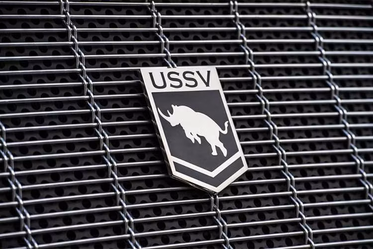 Mặc dù là một mẫu xe SUV hạng sang nhưng khá lạ khi USSV không đưa ra cho khách hàng nhiều lựa chọn cá nhân hóa. Chiếc xe chỉ có 3 màu là đen, kem và xanh. Tương tự, nội thất của chiếc xe cũng chỉ có lựa chọn là màu đen hoặc đen kết hợp với đỏ/kem.