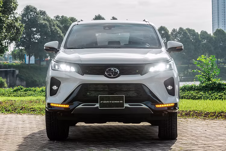 Giá xe Toyota Fortuner 2024 kèm ưu đãi cũng có sự thay đổi. Theo đó, giá khởi điểm của xe tăng nhẹ so với trước đây nhưng giá đề xuất đã được Toyota điều chỉnh giảm từ 63 triệu đồng đến 120 triệu đồng. Trang bị tiện nghi trên xe Toyota Fortuner cũng có sự thay đổi nhưng sự điều chỉnh lớn nhất tập trung vào hai bản Legender.