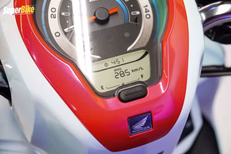 Về mặt trang bị, Honda Scoopy 2021 sở hữu đồng hồ dạng analog kết hợp với kỹ thuật số. Trong đó đồng hồ analog cho biết vận tốc của xe, màn hình kỹ thuật số sẽ hiển thị các thông tin như mức tiêu thụ nhiên liệu, thời gian, lượng xăng trong bình.
