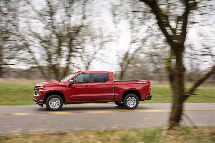 Dự kiến sẽ được bán ra thị trường vào cuối năm nay, Chevrolet Silverado 2019 bản tiêu chuẩn 1500 Work Truck có 3 cấu hình khác nhau là regular cab (giá 29.795 USD - khoảng 683 triệu đồng), double cab (33.695 USD - khoảng 773 triệu đồng) và crew cab (36.095 USD - 828 triệu đồng).