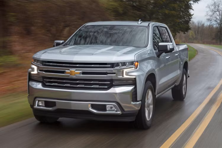 Khách hàng có thể chọn động cơ diesel 6 xi-lanh, tăng áp, dung tích 3.0 lít hoặc V8, dung tích 6,2 lít để thay thế. Trong đó, động cơ V8, dung tích 6,2 lít có công suất tối đa 420 mã lực và mô-men xoắn cực đại 662 Nm. Cuối cùng là bản cao cấp nhất Silverado High Country 2019 có giá 54.495 USD. Xe đi kèm động cơ V8, dung tích 6,2 lít tiêu chuẩn và máy dầu V6, dung tích 3.0 lít tùy chọn.