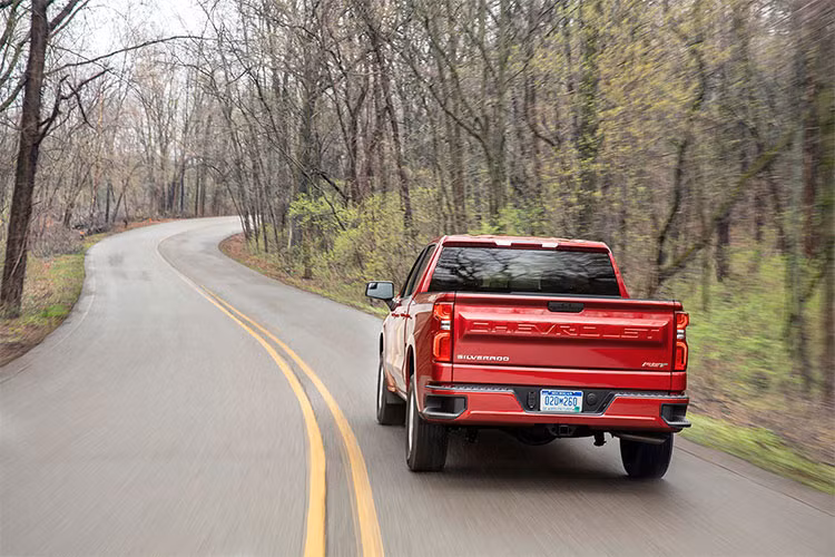 Chevrolet Silverado 2019 bản Custom có giá khởi điểm 36.095 USD cho cấu hình double cab và 38.495 USD cho cấu hình crew cab. Trong khi đó, Chevrolet Silverado 2019 bản Custom Trail Boss lại dành cho những người thích chạy off-road. Bản này có giá 40.995 USD và đi kèm hệ dẫn động 4 bánh tiêu chuẩn. Cả hai bản đều sử dụng động cơ tương tự Chevrolet Silverado 1500 Work Truck 2019.