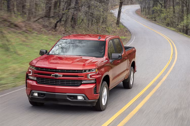 Sau khi trình làng trong triển lãm ôtô Detroit 2018 vào đầu năm nay, mẫu xe bán tải cỡ lớn Chevrolet Silverado 2019 mới đã chính thức được công bố giá bán. Theo đó, Chevrolet Silverado 2019 sẽ có giá khởi điểm từ 29.795 USD (tương đương 683 triệu đồng) tại thị trường Mỹ.