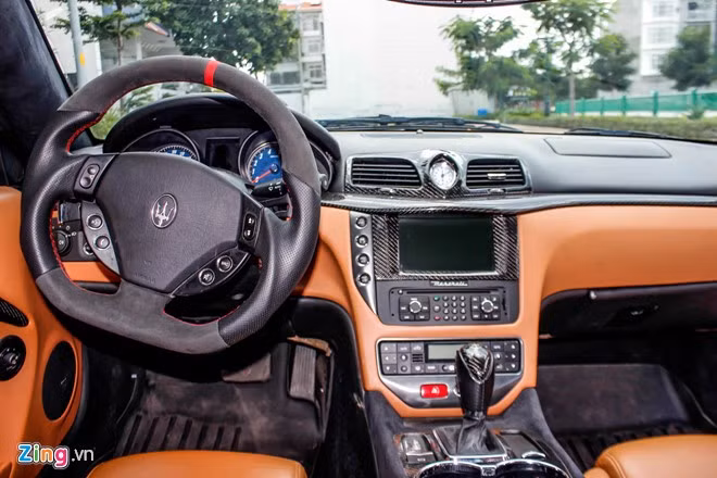 Bên trong xe, nội thất được bọc da và sợi carbon đen. Tay lái và cần số to khỏe, khá chắc chắn.