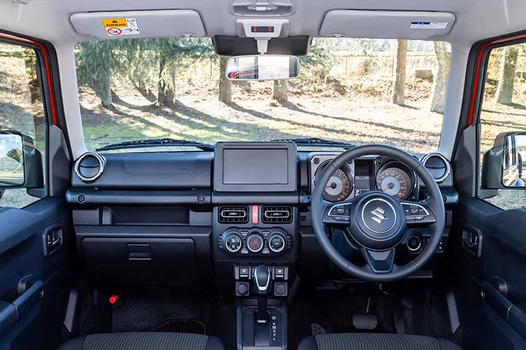 Không gian nội thất của Suzuki Jimny Nomade vẫn giữ nguyên thiết kế tập trung vào tính thực dụng và dễ thao tác đặc trưng của dòng Jimny. Song hãng xe Nhật Bản cũng đã bổ sung thêm ốp trang trí quanh cửa sổ sau và công tắc điều khiển cửa kính điện phía sau để tăng thêm sự tiện nghi cho hành khách. 