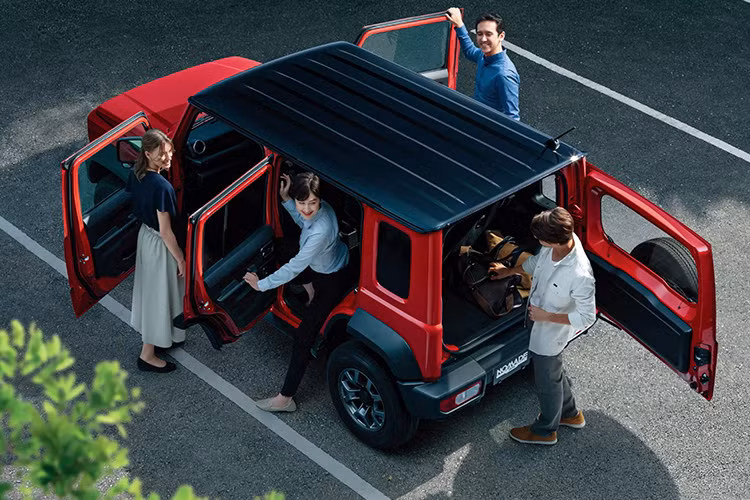 Mặc dù có kích thước dài hơn, Jimny Nomade vẫn duy trì khoảng sáng gầm xe 210 mm. Nhờ đó, góc tiếp cận và góc thoát vẫn giữ nguyên ở mức 36 độ và 47 độ, giống như phiên bản 3 cửa. Tuy nhiên, do trục cơ sở dài hơn, góc vượt đỉnh giảm nhẹ 3 độ xuống còn 25 độ.
