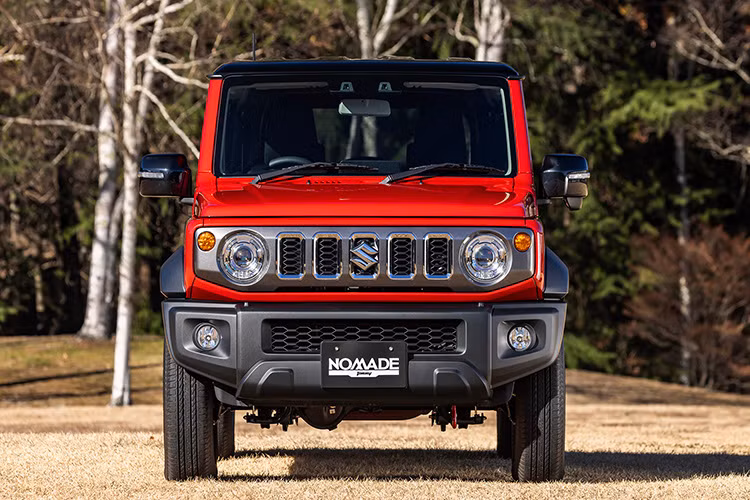Jimny Nomade có chiều dài tổng thể 3.890 mm, dài hơn 340 mm so với Jimny Sierra 3 cửa. Toàn bộ phần mở rộng này đến từ trục cơ sở tăng lên mức 2.590 mm, giúp hàng ghế sau có thêm không gian rộng rãi hơn. Dung tích khoang hành lý cũng được cải thiện, đáp ứng tốt hơn nhu cầu sử dụng hàng ngày.