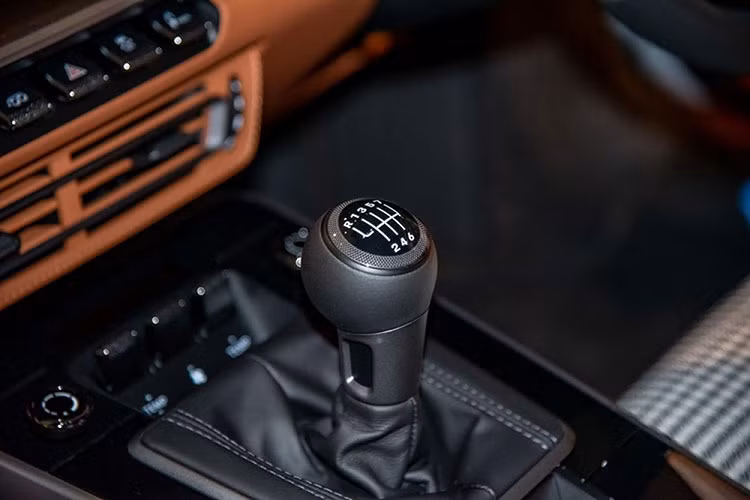 Mức giá xe Porsche 911 Sport Classic 2023 đang được chính hãng bán ra từ 19,22 tỷ đồng tại Việt Nam, đã tăng 560 triệu đồng so với mức khởi điểm công bố hồi đầu năm, giá lăn bánh của xe phải trên 21 tỷ đồng.