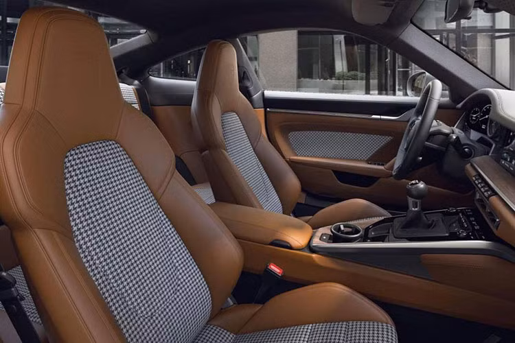 Động cơ trên sẽ đi kèm hộp số sàn 7 cấp và hệ dẫn động cầu sau, nhờ đó, Porsche 911 Sport Classic 2023 của Cường Đô la mới đặt mua có thể tăng tốc từ vị trí xuất phát lên 100 km/h chỉ trong thời gian 4,1 giây trước khi đạt tốc độ tối đa 315 km. 