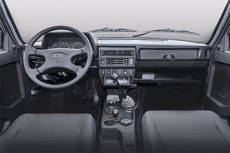 Tại thị trường Nga, Lada Niva Bronto 2021 có 2 bản trang bị là Luxe và Prestige. Bản Luxe đi kèm nhiều chi tiết ngoại thất bằng kim loại như cản trước/sau, baga nóc và ốp cua lốp. Thêm vào đó là bộ vành 15 inch, đi với lốp chạy mọi địa hình.