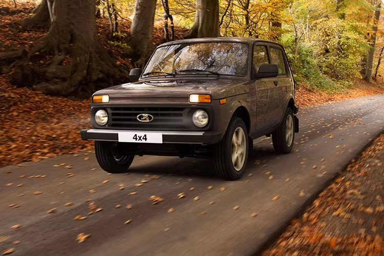 Tuy nhiên, khác với những phiên bản còn lại của dòng Lada Niva, Niva Bronto 2021 lại có thêm khóa vi sai trên cầu trước và cầu sau, trục sau khỏe hơn, hệ thống treo gia cố cũng như chiều cao gầm 240 mm. Hiện hãng xe Nga chưa công bố giá xe Lada Niva Bronto 2021. Chỉ biết rằng, công ty mẹ AvtoVAZ hiện đã bắt đầu nhận đặt cọc của khách muốn mua mẫu xe này.