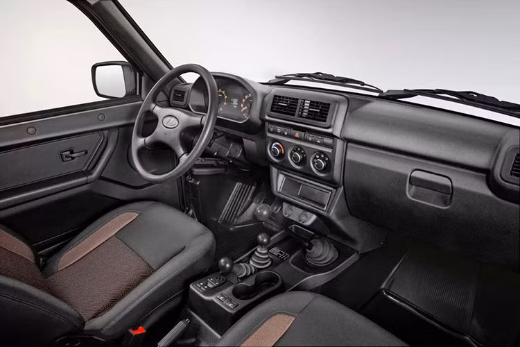 Ngoài ra, Lada Niva Bronto 2021 còn có thêm bảng đồng hồ và hệ thống điều hòa nhiệt độ mới, ghế thoải mái hơn, đi kèm tính năng sưởi cũng như hệ thống đèn nội thất hiện đại. Hãng Lada cũng khẳng định nội thất của Niva Bronto 2021 sẽ yên tĩnh hơn nhờ "gói cách âm và chống rung nâng cấp". Nhờ đó, khách hàng có thể mua Lada Niva Bronto 2021 để sử dụng hàng ngày thay vì chỉ chạy off-road.