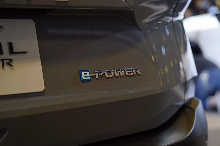 Bên cạnh hệ truyền động hybrid tiết kiệm xăng, Nissan X-Trail e-Power 2023 còn có chế độ vận hành chỉ dùng một bàn đạp e-Power Step. Ở chế độ này, người lái chỉ cần dùng bàn đạp ga để tăng, giảm tốc cho xe, mang đến sự nhàn nhã và thoải mái hơn.