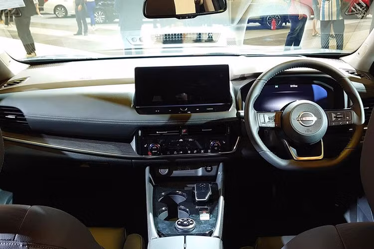Bên trong xe, Nissan X-Trail e-Power 2023 gây ấn tượng với vô lăng bọc da, vát đáy thể thao, bảng đồng hồ kỹ thuật số với màn hình LCD 12,3 inch và hệ thống thông tin giải trí Nissan Connect đi kèm màn hình cảm ứng 12,3 inch đặt nổi trên mặt táp-lô.