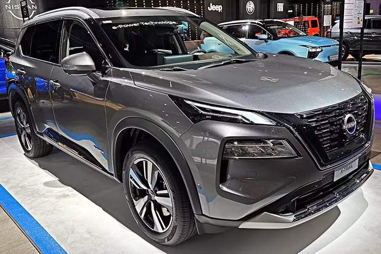 Về thiết kế, xe còn có những trang bị ngoại thất đáng chú ý như đèn pha LED, dải đèn LED định vị ban ngày, lưới tản nhiệt V-Motion, đèn sương mù trước, vành hợp kim 19 inch với thiết kế 5 chấu, sơn 2 màu thể thao và đèn hậu LED.