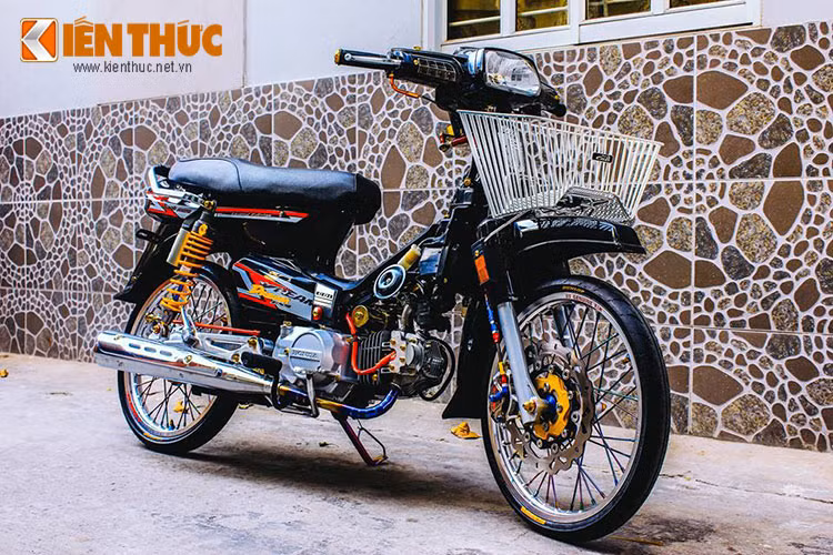 Sau khi độ, chiếc Honda Super Dream đã trở nên mạnh mẽ và bắt mắt hơn nhiều và thoát khỏi kiểu dáng nhã nhặn đã trở thành đặc trưng của dòng xe số huyền thoại tại Việt Nam này.