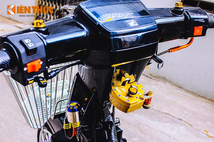 Ở trên cổ ddược trang bị trợ lực tay lái scooter, đồng hồ điện được giữ nguyên cùng dàn vỏ zin của Dream. Tô điểm thêm cho chiếc xe là một số món phụ tùng nhỏ đi kèm.