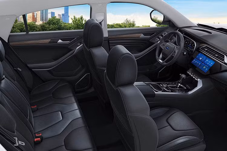 Một số tính năng hấp dẫn khác như đèn viền nội thất có 7 màu sắc tùy theo tâm trạng, sạc điện thoại không dây, hệ thống âm thanh 8 loa chất lượng cao… Mẫu xe này cũng được trang bị hàng loạt công nghệ hỗ trợ lái và an toàn tiên tiến cũng là điểm sáng công nghệ trên Ford Territory mới.