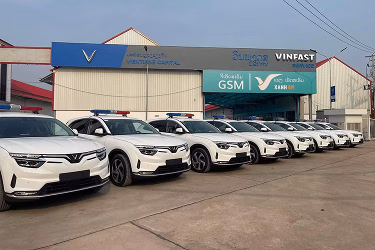 Bản Eco sẽ có giới hạn công suất ở mỗi mô tơ xuống còn 130kW và tổng công suất giảm xuống 260kW, mô-men xoắn cực đại còn 500Nm, đi kèm khả năng tăng tốc 0-100Km/h trong 5.9s. Trong khi đó, bản Plus có công suất đạt được là 300kW, mô-men xoắn 640kW khả năng tăng tốc 0-100Km/h dưới 5.5s.