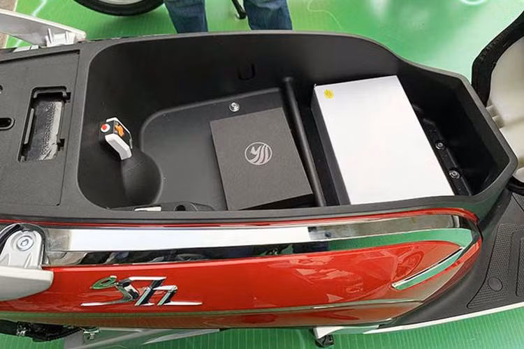 Cốp xe theo công bố của Pega sẽ là khá rộng, có thể để được khoảng 2 mũ bảo hiểm cỡ vừa, ngoài ra còn được trang bị thêm cổng sạc USB và đèn soi... Tuy nhiên khi trải nghiệm thực tế nó không hoàn toàn như vậy, khá nhỏ và nông - rất khó đựng vừa hai mũ bảo hiểm và đồ cá nhân.