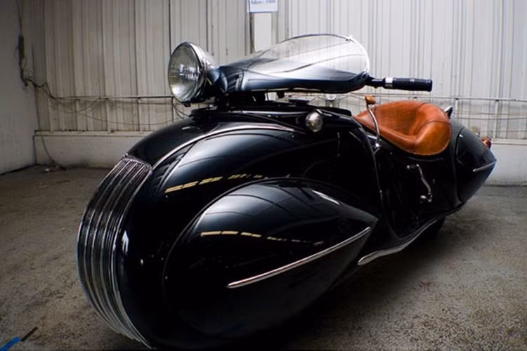 Được biết trên bản độ Henderson Motorcycle 1930 đình đám được độ vào năm 2015 này, toàn bộ dàn áo của xe được làm từ chất liệu composite do xưởng môtô Phi Long ở TP HCM đảm nhiệm. Sau khi dàn áo đã gần hoàn thiện, những chi tiết khác trên xe như "lưới tản nhiệt" lớn phía trước tiếp tục được chăm chút tủ mỉ khiến nó độc và giống y hệt xịn.