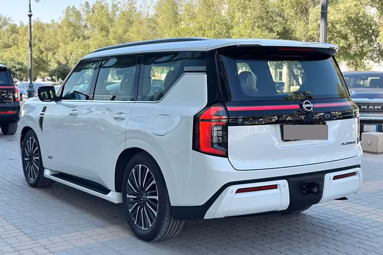 Nissan Patrol thế hệ mới chính thức ra mắt toàn cầu từ tháng 9/2024. Xe được định vị cùng phân khúc với Toyota Land Cruiser (LC300). Xe sở hữu ngoại hình cơ bắp, hầm hố. Phần đầu xe gây ấn tượng với cụm đèn pha dạng dọc được tích hợp công nghệ chiếu sáng thích ứng và 2 dải đèn LED định vị ban ngày hình chữ "C".
