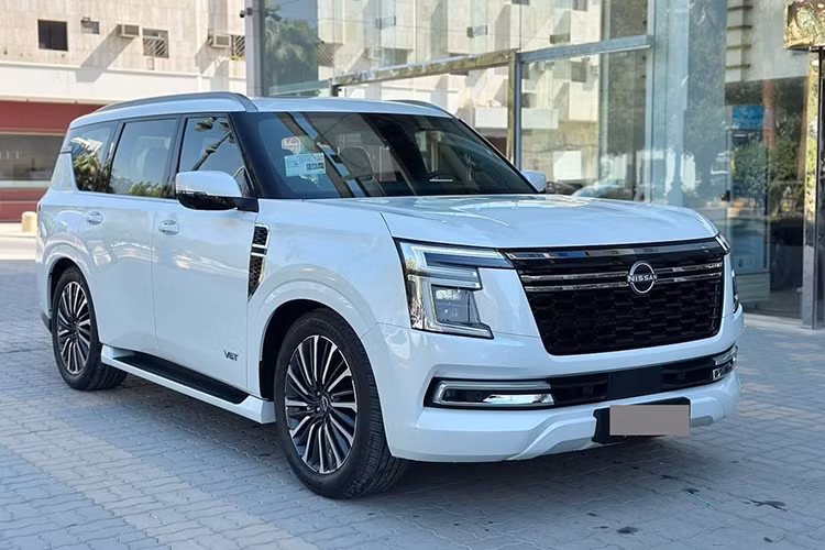 Theo nguồn tin từ đại lý chính hãng, mẫu SUV cỡ lớn Nissan Patrol 2025 mới có thể chính thức ra mắt thị trường Việt Nam vào khoảng tháng 5/2025. Phiên bản được chào bán là Platinum - biến thể cao cấp nhất của dòng xe này.