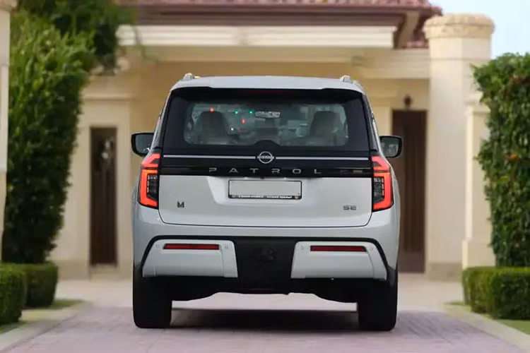 Phía đuôi xe có cụm đèn hậu được tạo hình 2 chữ "C" khá tương đồng với khu vực đầu xe. Hai bên đèn hậu còn nối với nhau bằng dải đèn LED mỏng nằm vắt ngang cửa cốp. Không rõ khi về Việt Nam xe sẽ có những tiện ích gì. Tại thị trường Trung Đông, Nissan Patrol 2025 sở hữu không gian nội thất rộng rãi với nhiều công nghệ hiện đại.