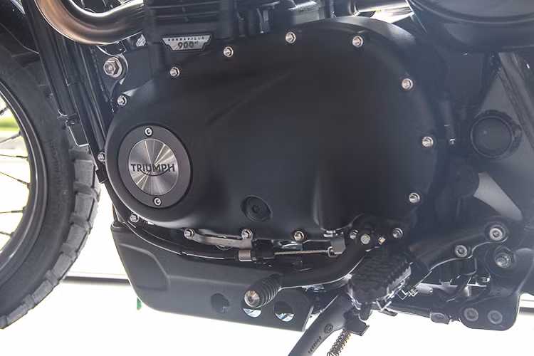 Động cơ của Street Scrambler cũng hoàn toàn không có gì thay đổi so với Street Twin. Vẫn có dạng 2 xi-lanh thẳng hàng 8 van, làm mát bằng dung dịch nhưng so với dòng Bonneville cũ, động cơ của Street Twin được nâng dung tích lên từ 865 lên thành 899 cc. Công suất tối đa của động cơ là 54 mã lực và mô-men xoắn cực đại 79,9 Nm, hộp số 6 cấp.
