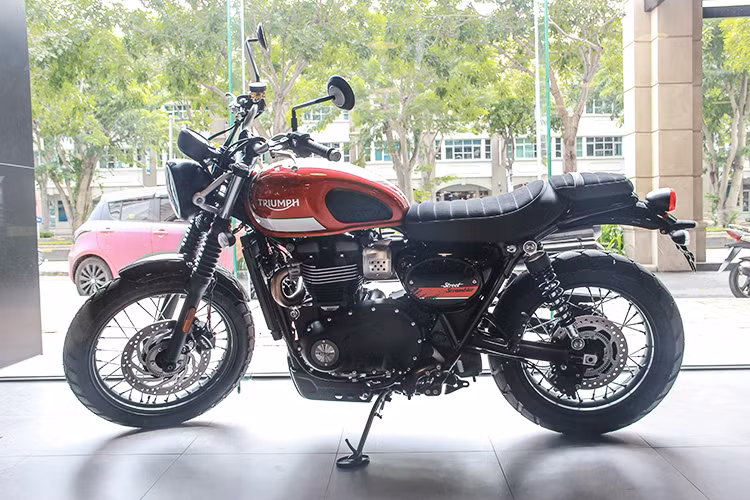 Tại Mỹ, một chiếc Triumph Street Scrambler có giá khởi điểm 10.700 USD (tương đương 243 triệu đồng). Tại thị trường Việt Nam, Triumph Street Scrambler 2017 được niêm yết chính hãng với giá 365 triệu đồng. Xe sở hữu 4 màu gồm: Đen Jet Black, Xanh rêu Matte Khaki Green, Đỏ Korosi Red và Bạc Frozen Silver.