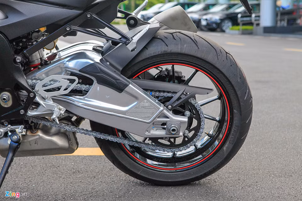 Giá xe BMW S1000RR 2018 được nhập khẩu nguyên chiếc từ Thái Lan và được phân phối tại thị trường Việt Nam với giá 599 triệu đồng.