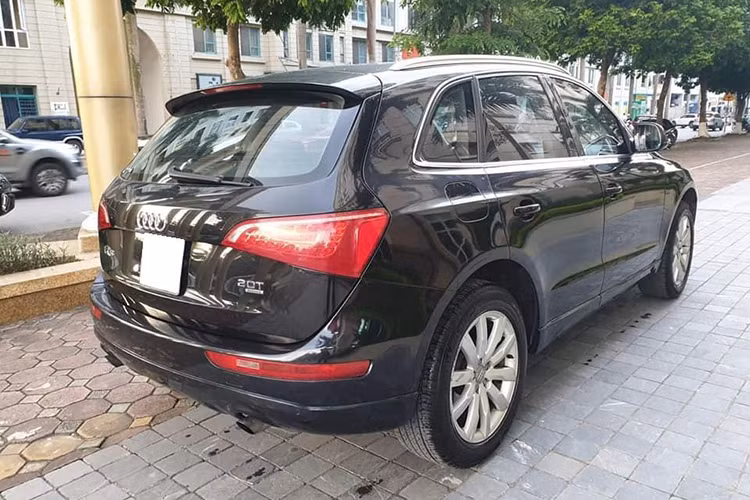 Hệ thống an toàn của Q5 gồm có: hệ thống hổ trợ lùi, hệ thống cảnh báo áp suất lốp, hệ thống hiển thị màu hổ trợ thông tin cho người lái, bộ sơ cấp cứu và tam giác cảnh báo, bánh xe dự phòng. Hệ thống 6 túi khí, hệ thống chống bó cứng phanh (ABS), hệ thống phân phối lực điện tử (EBD), hệ thống phanh tăng cường…