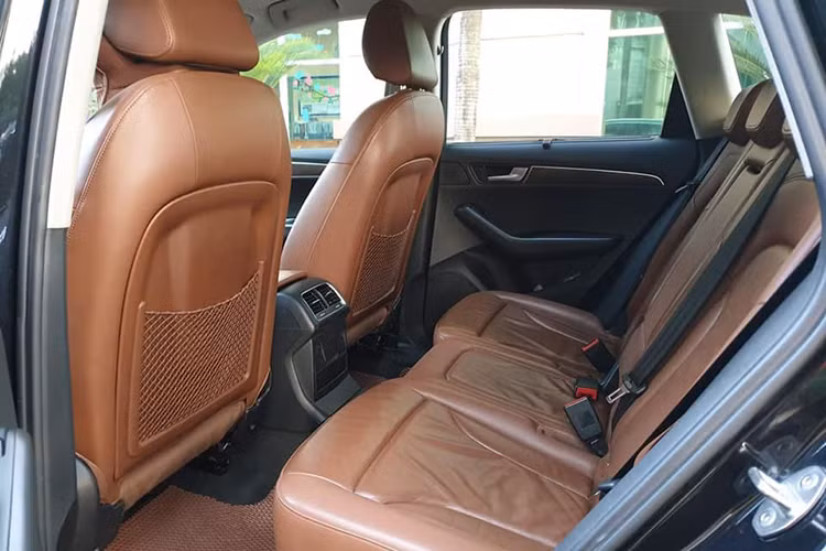 Ở phía sau, Audi Q5 2011 có thiết kế 3 chỗ ngồi. Vị trí giữa tích hợp bệ tỳ tay và 2 khay để cốc. Cửa gió điều hoà riêng biệt. Phía trên còn có sự xuất hiện của cửa sổ trời toàn cảnh. Xe sử dụng khối động cơ 2.0L, công nghệ FSI cho công suất tối đa 211 mã lực tại 4.300 vòng/phút và mô men xoắn cực đại 350 Nm tại 1.500 vòng/phút. Hộp số là loại tự động 7 cấp ly hợp kép S Tronic, hệ dẫn động 4 bánh Quattro và khóa vi sai điện tử EDL. 