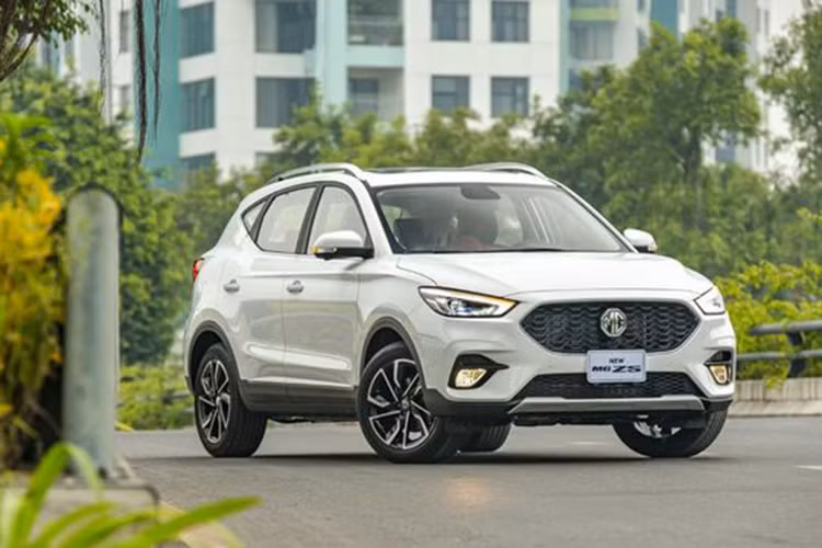  MG ZS STD+: Từ 538 triệu đồng MG ZS là mẫu SUV cỡ B nhưng sở hữu lợi thế khi giá bán chỉ ngang với các mẫu xe cỡ A. Mẫu xe nhập khẩu từ Thái Lan này có 3 phiên bản là STD+, COM+ và LUX+ với giá bán lần lượt là 538, 578 và 628 triệu, chưa kể khuyến mại giảm giá từ các đại lý.