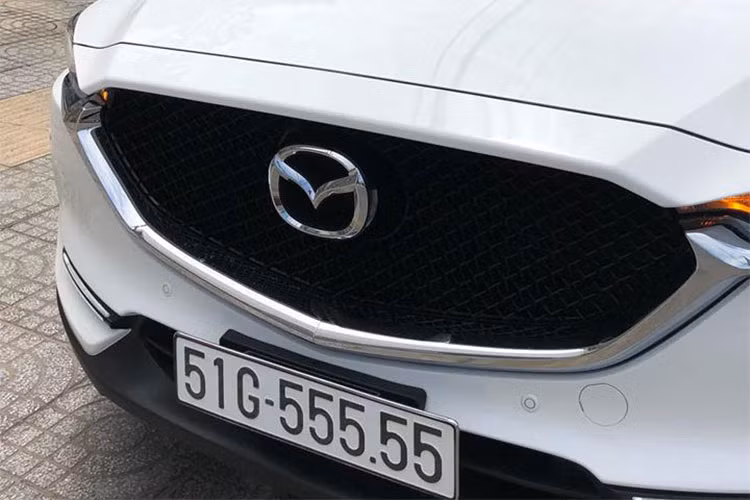 Gần đây nhất, 3 chiếc xe vừa bốc được biển ngũ quý là xe tải THACO Kia tại Hà Nội với ngũ quý 8, một chiếc xe bán tải Ford Ranger tại TP HCM với biển số ngũ quý 9 và chiếc Kia Morning tại Nghệ An với ngũ quý 4. Đáng chú ý ở chiếc xe Mazda CX-5 biển khủng này, nó sở hữu tới 6 số 5 - nếu tính cả dãy số tỉnh thành 51G-555.55.
