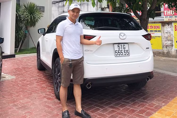 Một chiếc xe Mazda CX-5 đời mới khi ra biển hết tổng chi phí khoảng hơn 1 tỷ đồng. Như vậy, với mức giá 2,55 tỷ đồng chiếc xe mang biển số ngũ quý 5 khi về tay chủ mới đã có giá cao hơn gấp đôi lúc mới mua, tức biển số "khủng" này có giá trị hơn cả chiếc xe.