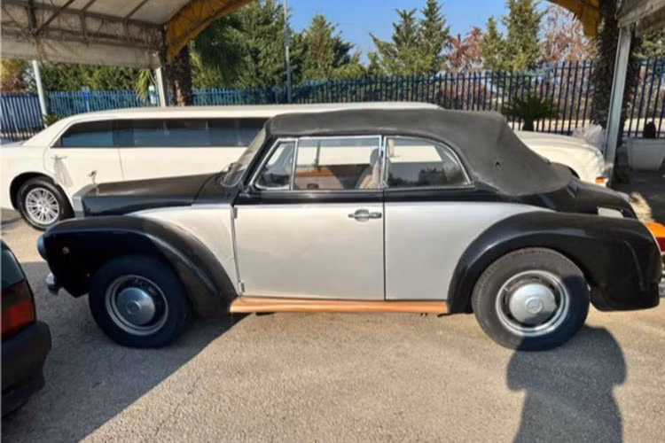 Nhìn vào những hình ảnh, có thể thấy chiếc Volkswagen Beetle độ Rolls-Royce đã được tinh chỉnh khá nhiều để biến ngoại thất của xe trở nên giống với mẫu xe siêu sang Anh quốc.