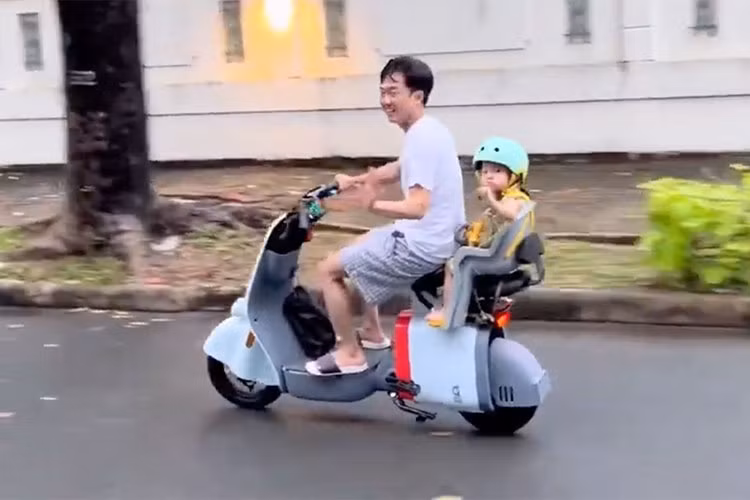 Không chỉ đam mê các siêu xe tốc độ hay xe sang, vợ chồng Cường Đô la còn mua xe đạp tập thể dục hay mới đây nhất là tậu về garage chiếc xe điện DoinNext VO đang rất hot tại Việt Nam để trải nghiệm. Video quay cảnh Cường Đô la cưỡi xe điện DoinNext VO chở con gái phía sau đã gây bão mạng xã hội với hơn 13 nghìn lượt likes và hàng trăm bình luận. 