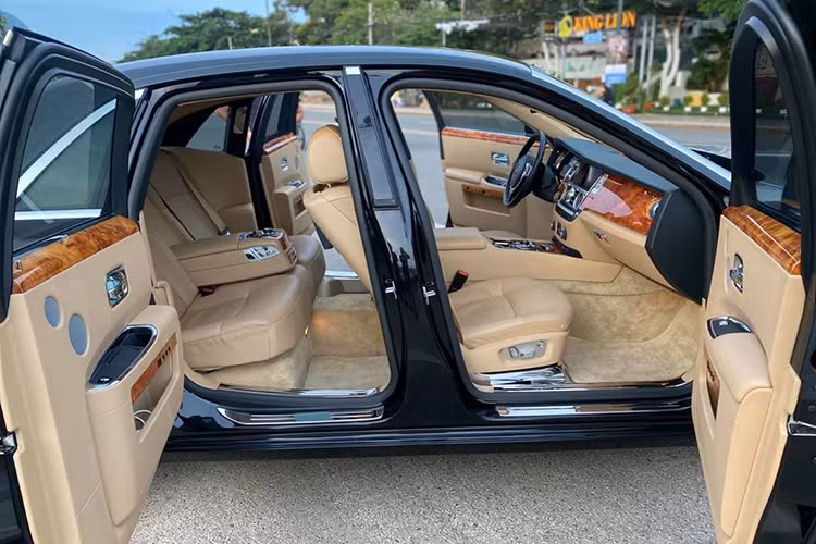 Roll-Royce Ghost sở hữu khối động cơ 6,6 lít V12 tăng áp, công suất 563 mã lực và mô-men xoắn 780 Nm ở ngay vòng tua máy 1.500 vòng/phút. Xe có khả năng tăng tốc từ 0 lên 100 km/h trong 4.9 giây, vận tốc tối đa 249 km/h. Trang bị an toàn theo xe gồm: kiểm soát hành trình, điều khiển bằng giọng nói, cảm biến đổ sau, hỗ trợ phanh khẩn cấp, ổn định điều khiển lực kéo, cân bằng điện tử ESP, 10 túi khí...